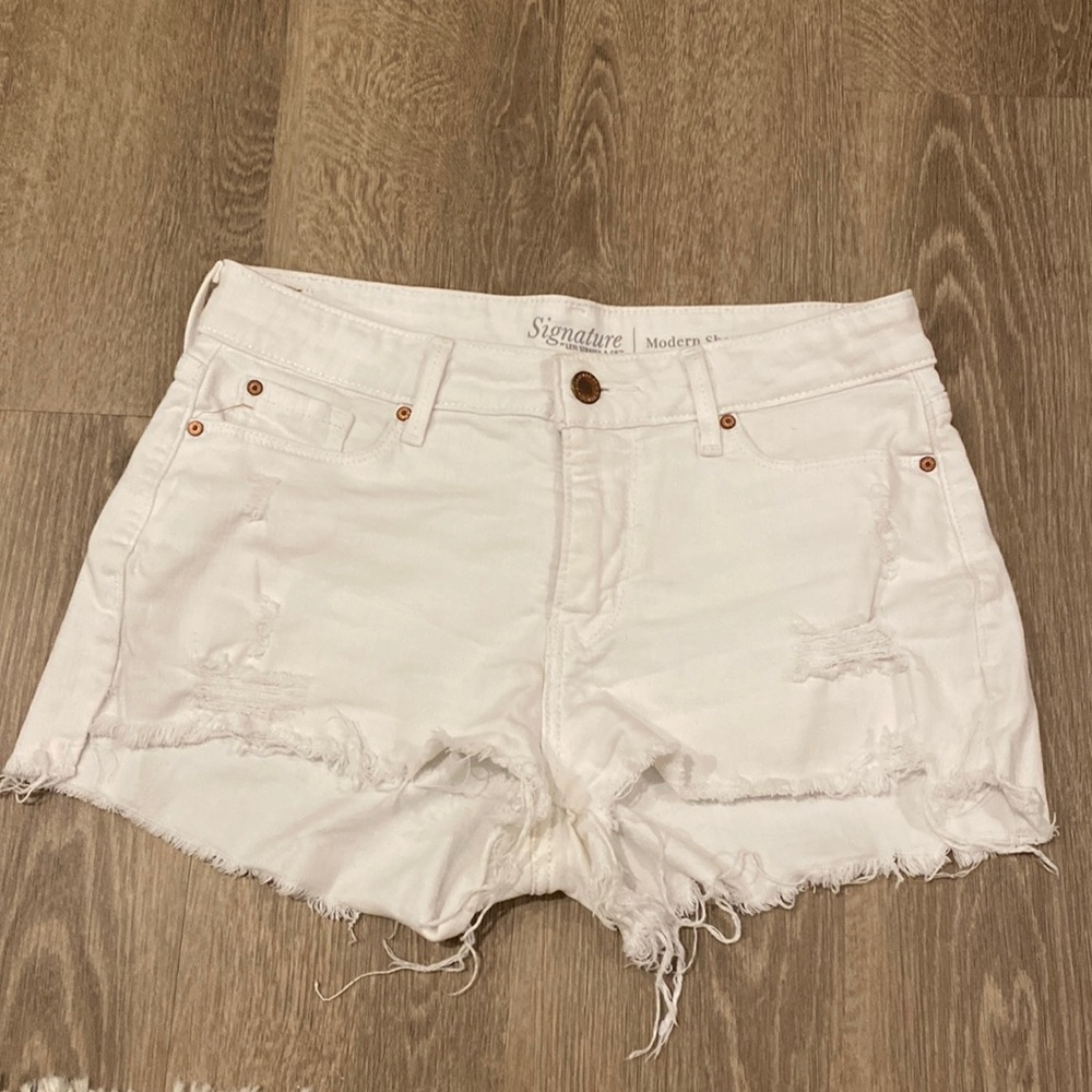 LEVI’S WHITE DENIM SHORTS